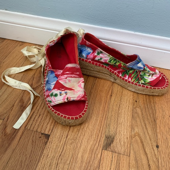 American Eagle Red Hawaiian Platform Espadrilles - Picture 2 of 10